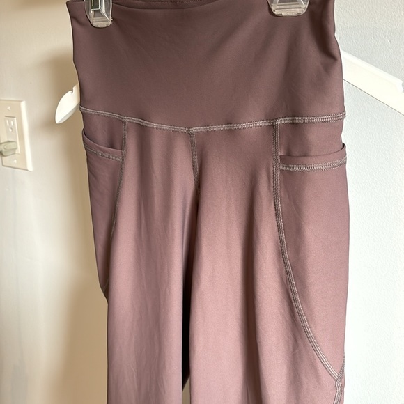 Old Navy active slim boot cut legging. - Picture 2 of 5